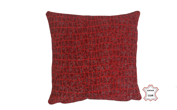 Coussin en cuir suède bordeaux aux motifs crocodile et fleur