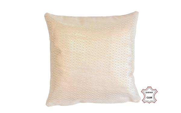 Coussin en cuir suède ivoire aux motifs argentés