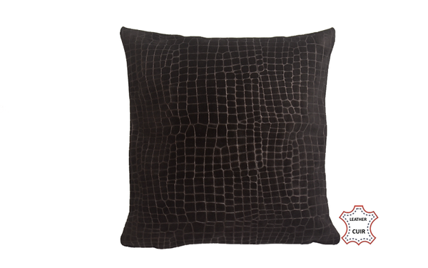 Coussin en cuir suède noir imprimé crocodile