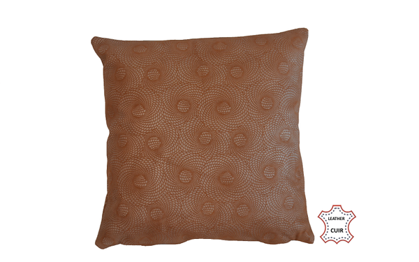 Coussin en cuir tabac imprimé motifs argent métallisé
