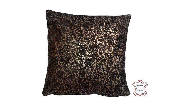 Coussin en cuir velours noir aux motifs gothiques dorés