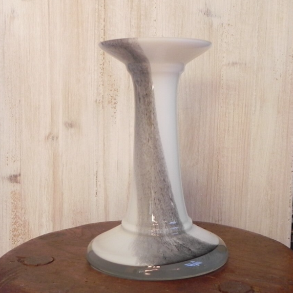 Vaas of kaarsenhouder van opaline