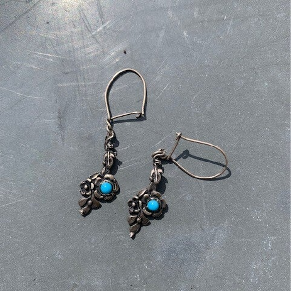 Zilveren oorhangers met turquoise steentjes