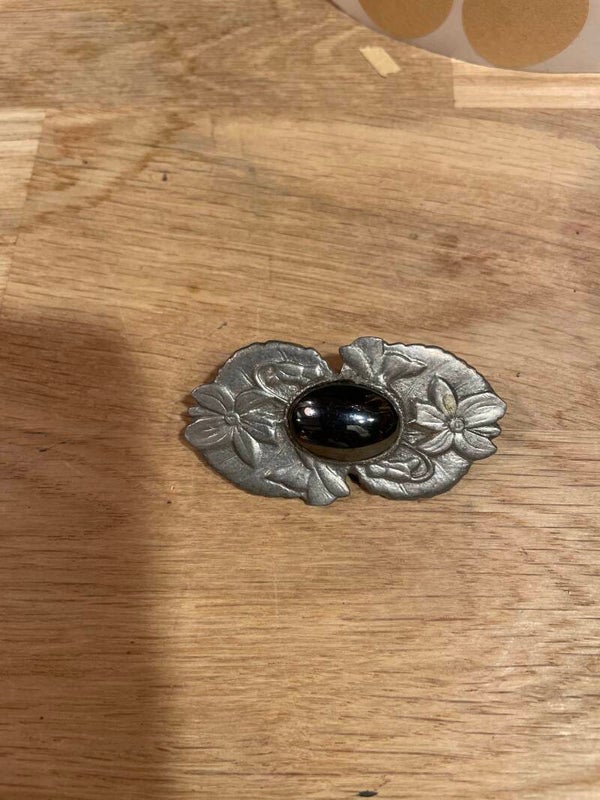 Handgemaakt tinnen broche