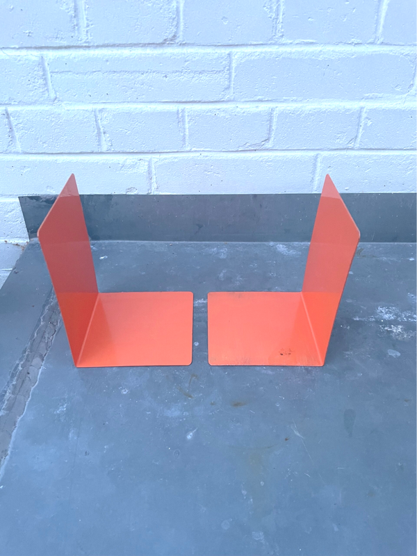 Set van twee oranje metalen boekensteunen
