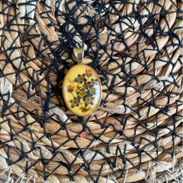 Hanger met gedroogde bloemetjes