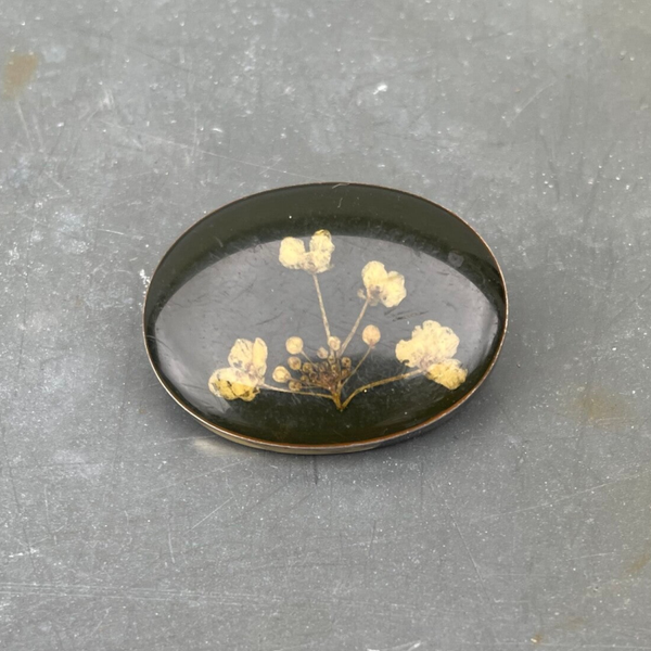 Broche met droogbloemetjes