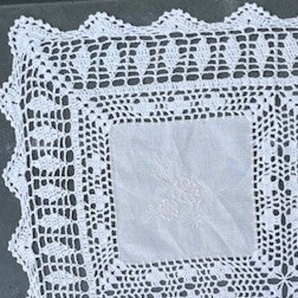 Geborduurd en gehaakt kleedje