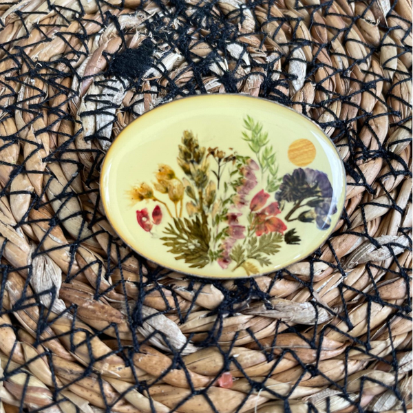 Broche met gedroogde bloemetjes