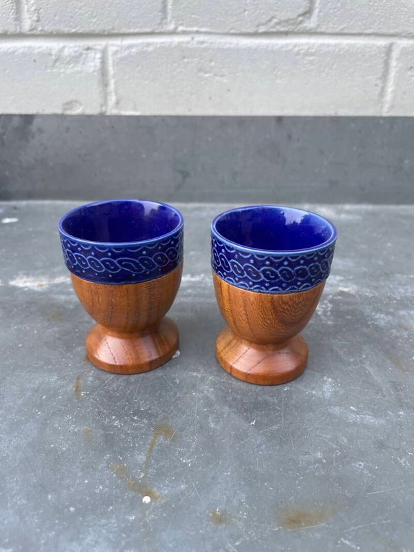 Set van twee eierdopjes keramiek en hout