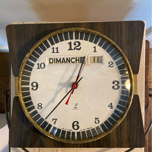 Franse Brocante klok met dag en datum aanduiding