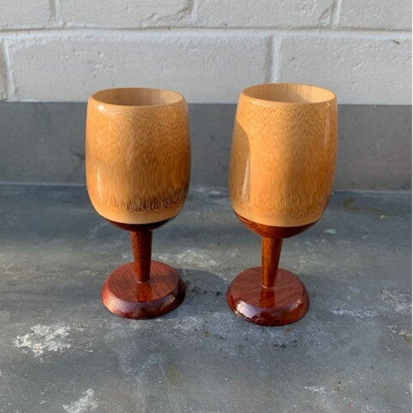 Set van twee houten eierdoppen