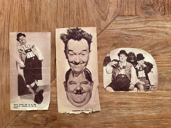 Drie oude krantenknipsels van Laurel en Hardy