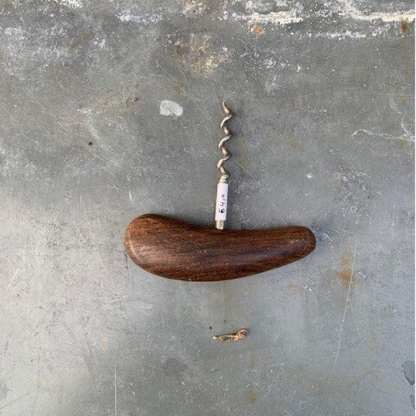 Kurkentrekker met gevormd houten greep