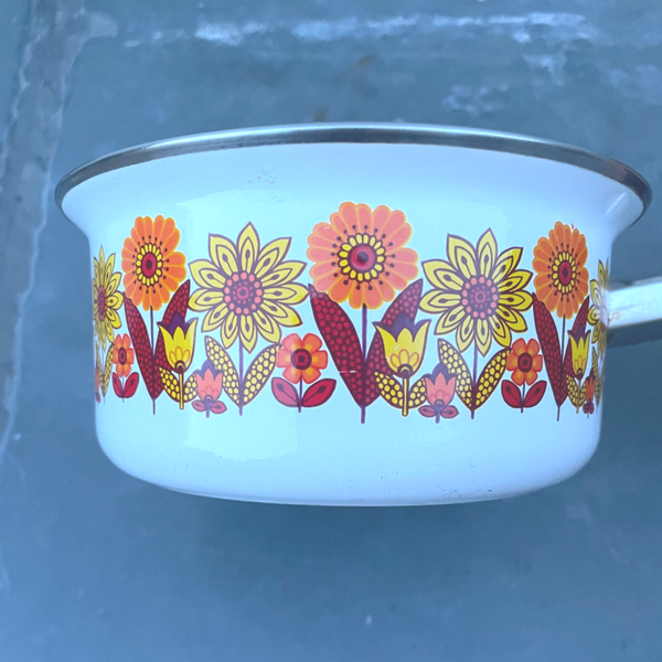 Steelpannetje met gele en oranje bloemen