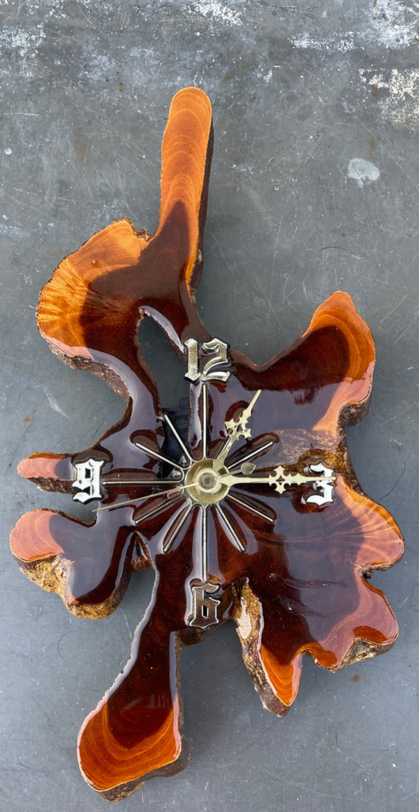 Wandklok van boomstam-schijf