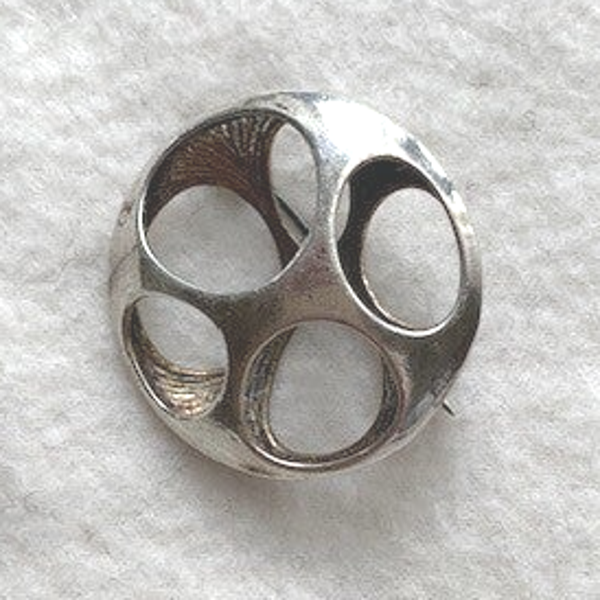 Zilveren broche, Riet Neerincx