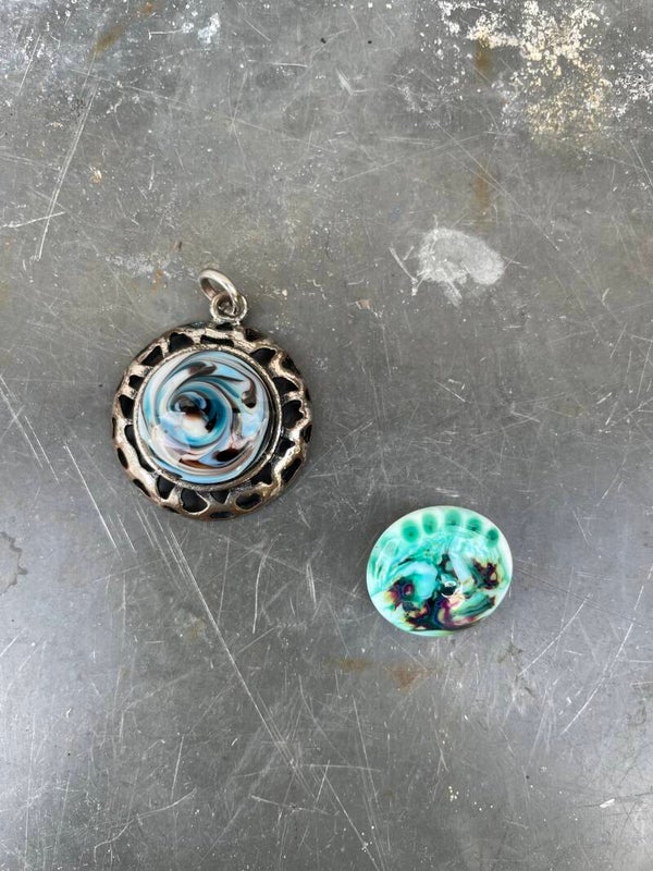 Hanger met drukknoop