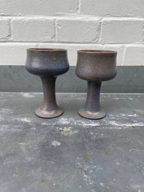 Set van twee keramieken wijnbekers