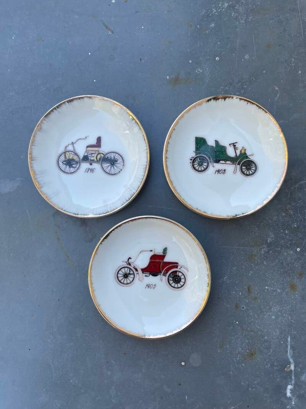 Set van 3 porseleinen munt-bordjes (oldtimers), Zwarte Kat
