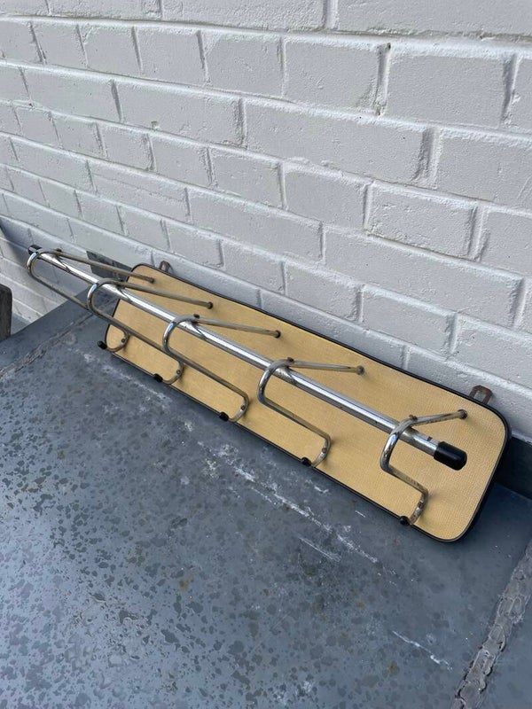 Wandkapstok, buisframe en achterpaneel