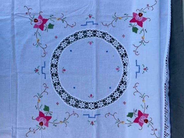 Tafelkleed geborduurd