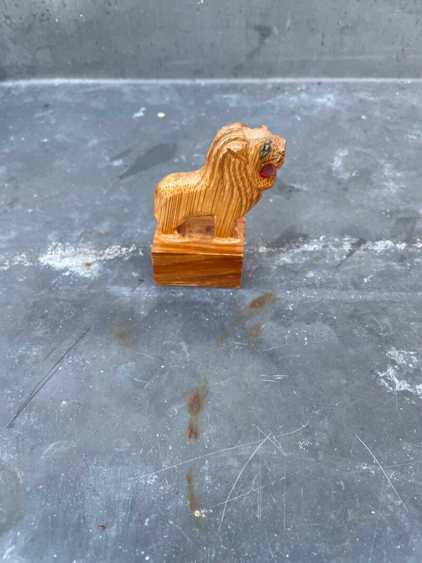 Hanggesneden leeuw, puntenslijper