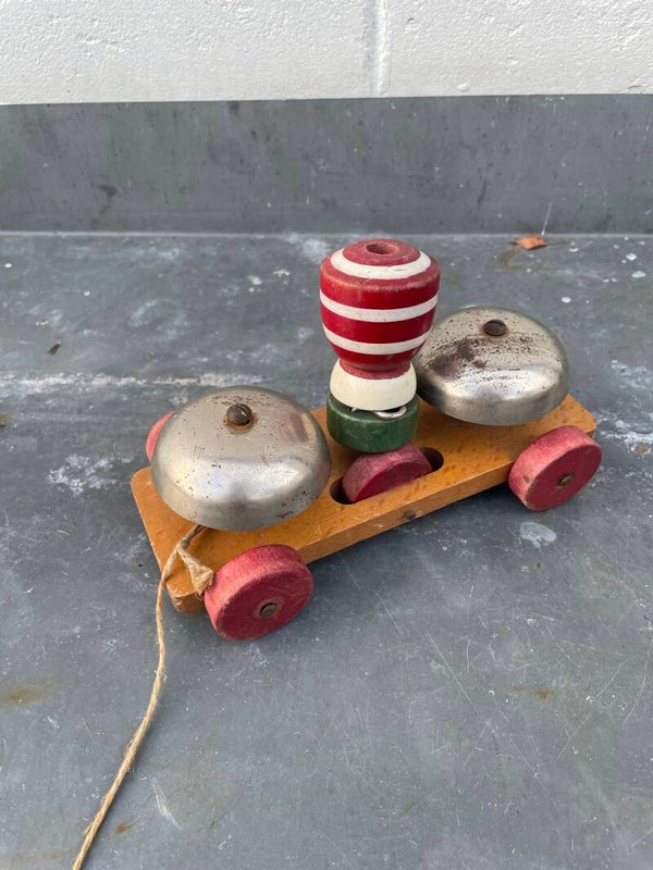 Houten trekkarretje met bellen