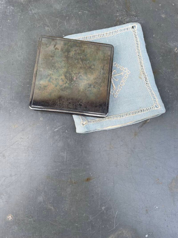 Oude poederdoos met handgemaakt hoesje