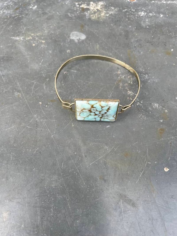 Beugel armbandje met turquoise steen