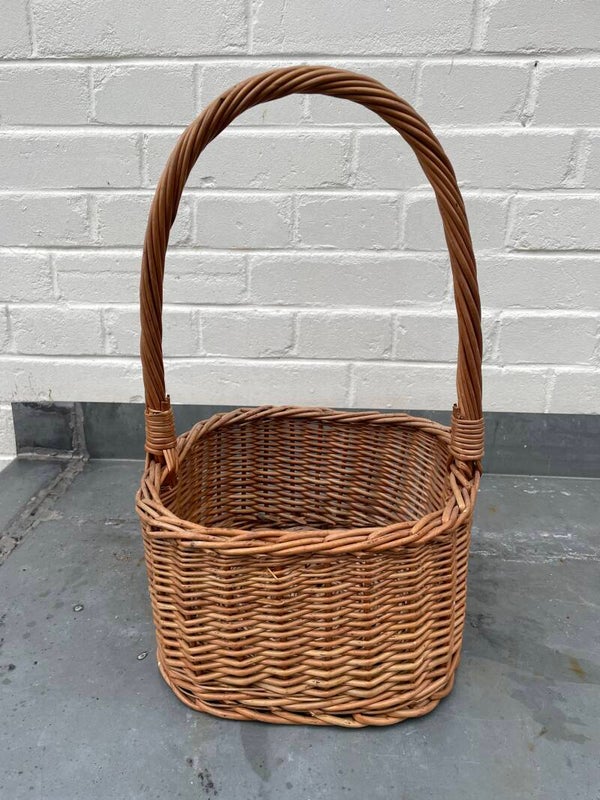 Hoekig rieten mandje met hengsel