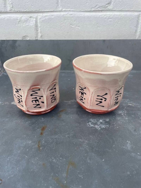 Set van twee handgemaakte keramische wijnbekers