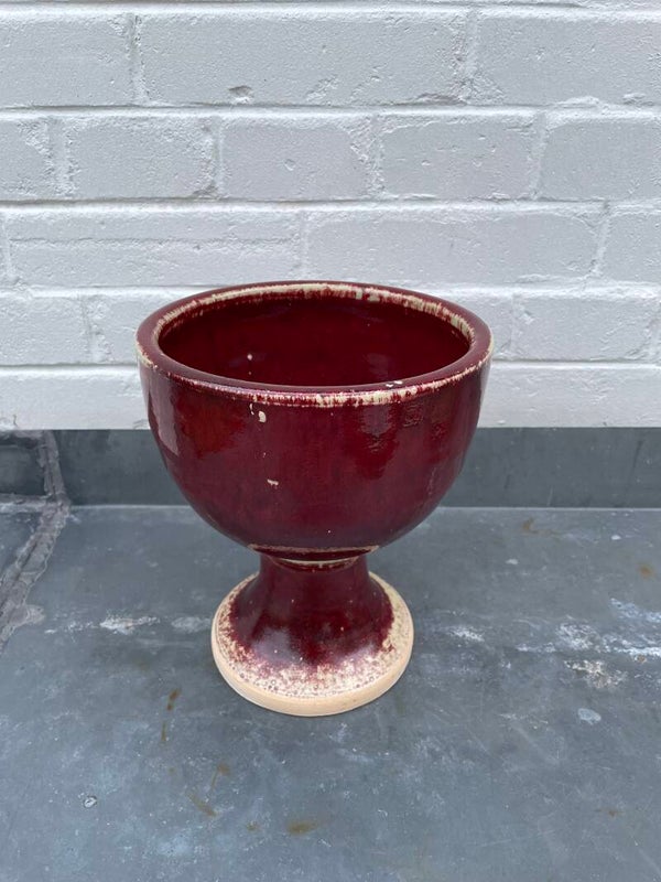 Zware bloempot op voet