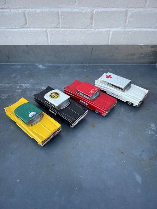 Set van 4 blikken auto's mét frictie