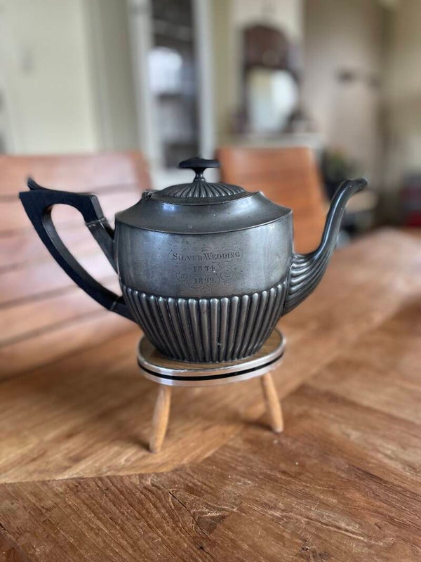 Tinnen theepot met inscriptie 'Silver Wedding'