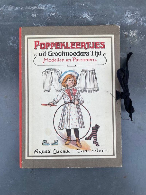 Poppekleertjes uit Grootmoeders tijd - Modellen en Patronen