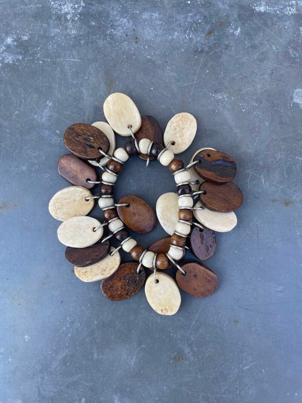 Armband met houten en benen kralen