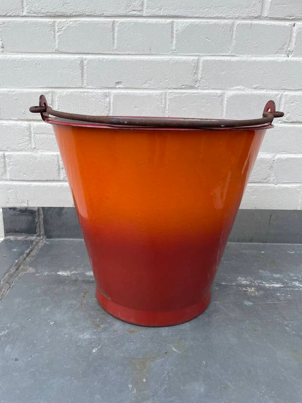 Oranje emaille emmer