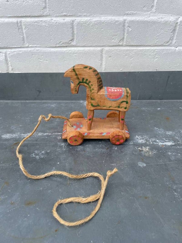 Antiek houten trekpaardje
