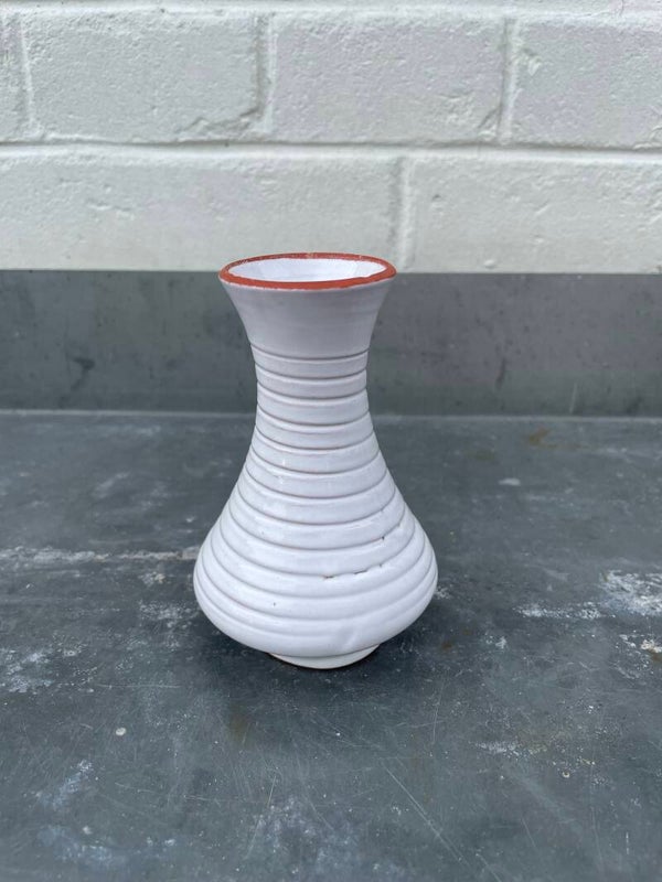 Terracotta vaasje met wit glazuur