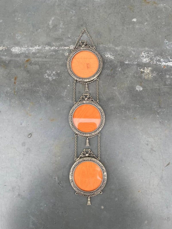 Set van drie ronde fotolijstjes aan ketting
