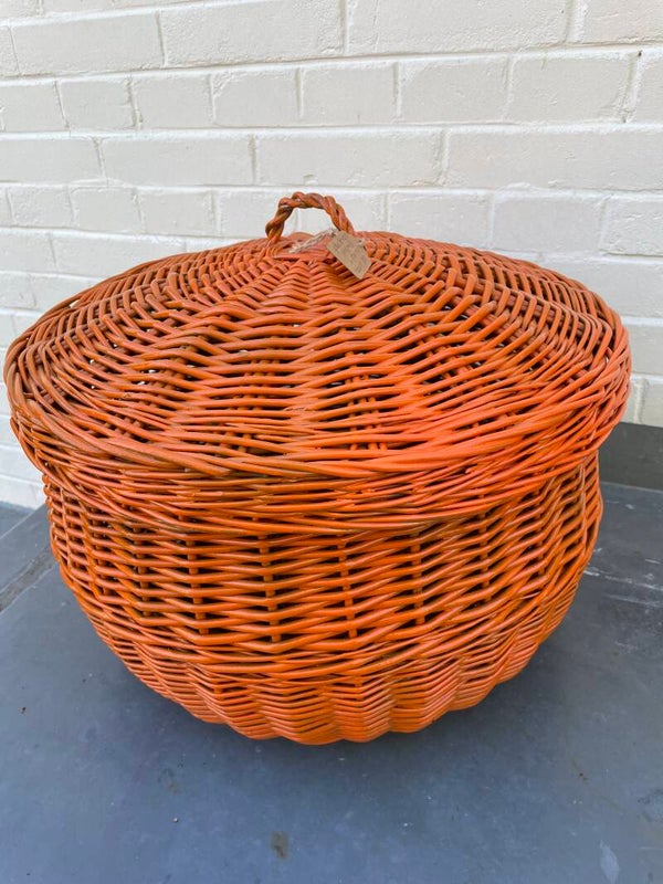 Oranje rieten mand met deksel