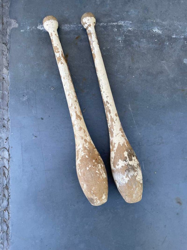 Set van twee antieke jongleer knotsen