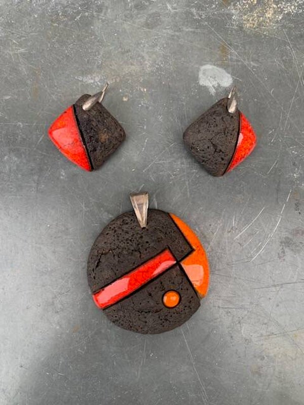 Set van oorbellen en hanger, keramiek