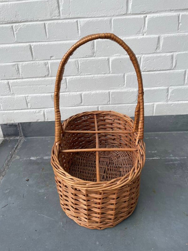 Ovale rieten flessenmand