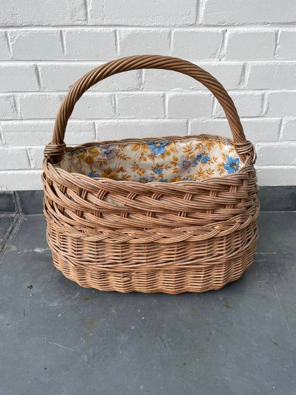 Gevoerde rietenmand met hengsel