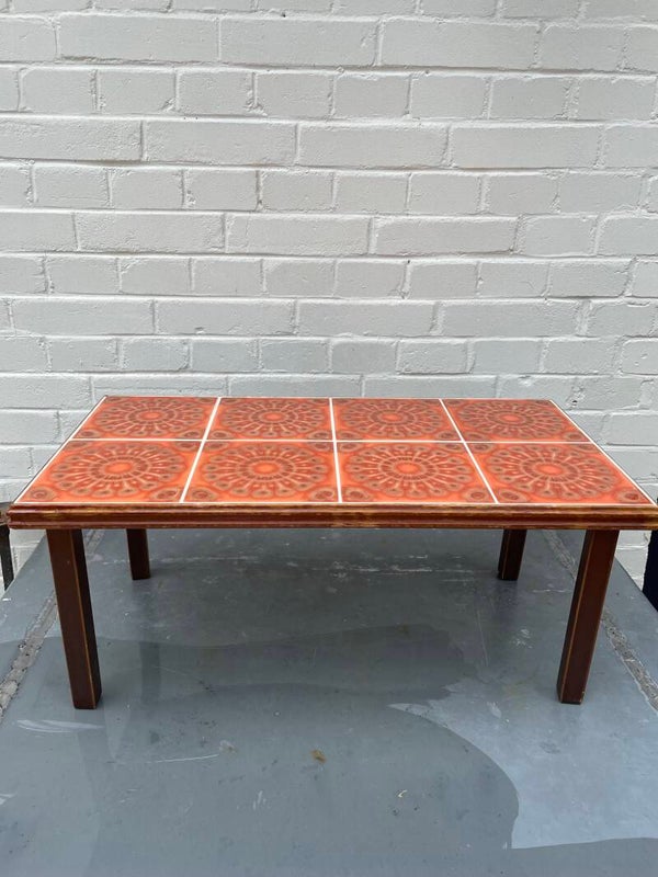 Salon of bijzettafeltje met oranje tegels