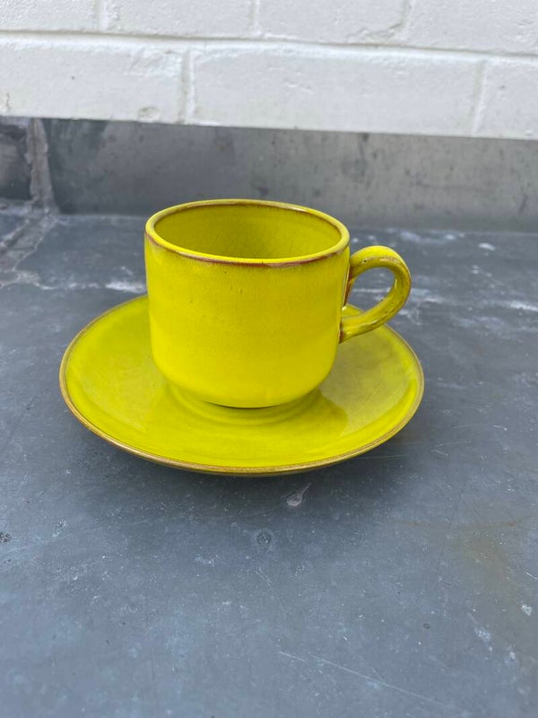 Lime-kleurige kop en schotel