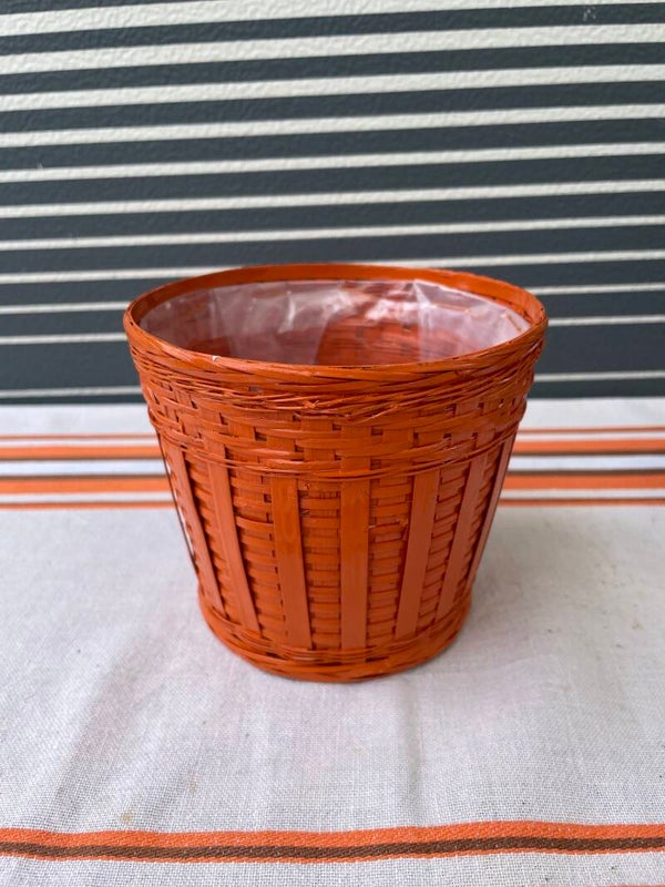 Oranje rieten bloempotje