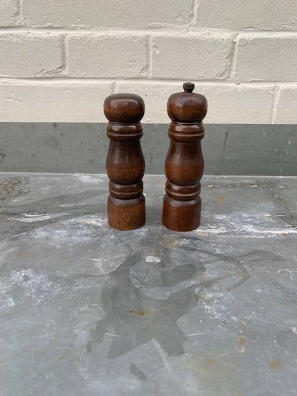 Kleine houten pepermolen en zout strooier